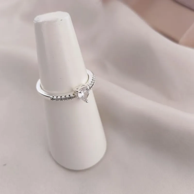 ANEL CRAVAJEDO EM MICRO ZIRCONIA E PEDRA DE ZIRCONIA EM FORMA DE CORAÇÃO NO MEIO