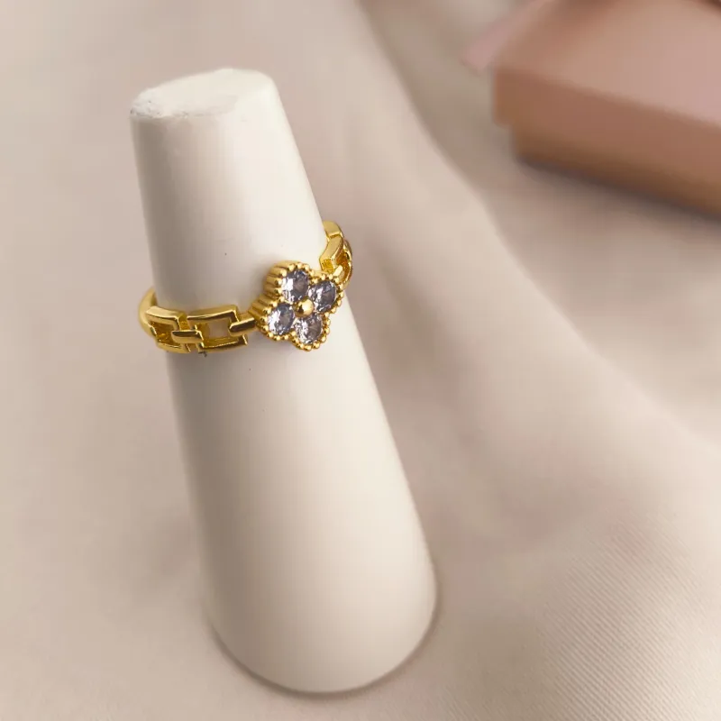 ANEL ESTILO CORRENTE E TREVO COM PEDRAS DE ZIRCONIA ANEL ESTILO CORRENTE E TREVO COM PEDRAS DE ZIRCONIA