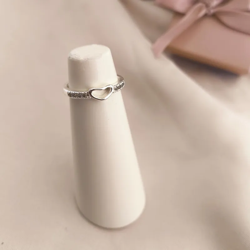 ANEL FALANGE CRAVEJADO EM MICRO ZIRCONIA COM CORAÇÃO NO MEIO VAZADO LISO