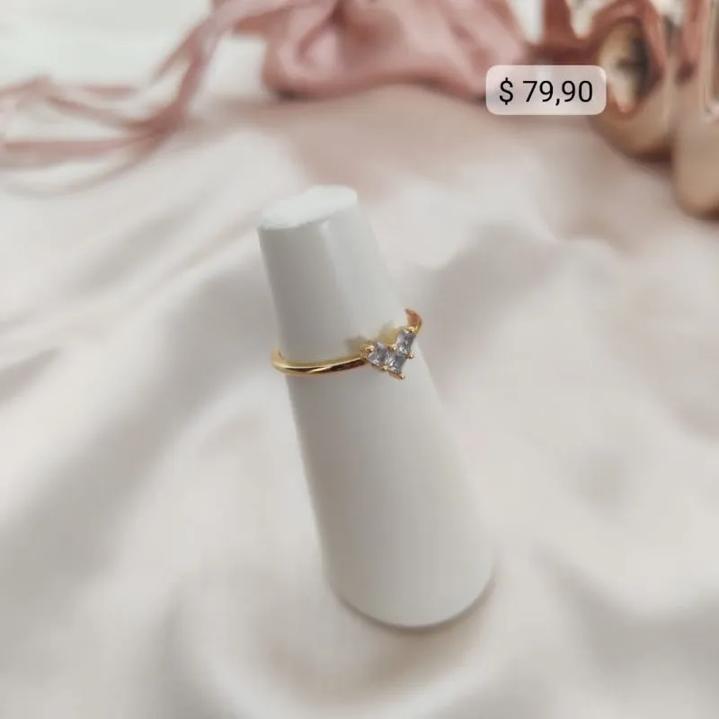 ANEL LISO COM 3 PEDRA DE ZIRCONIA FORMANDO UM CORAÇÃO