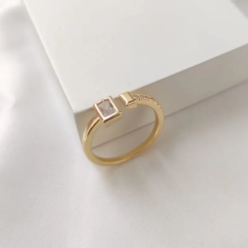 ANEL REGULAVEL COM PEDRA RETANGULAR