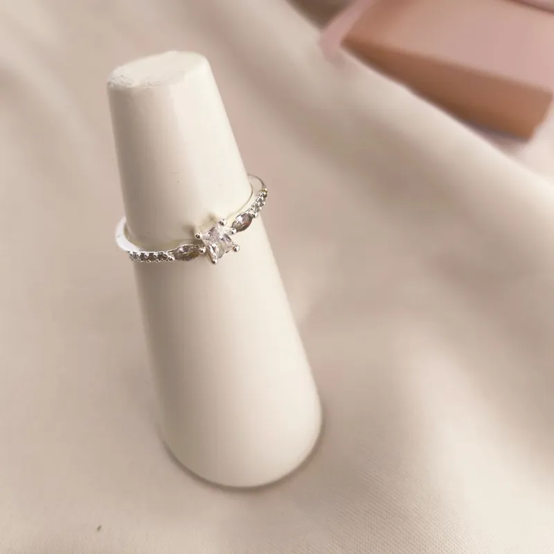 ANEL SOLITARIO COM PEDRA QUADRADA E PEDRAS OVAIS