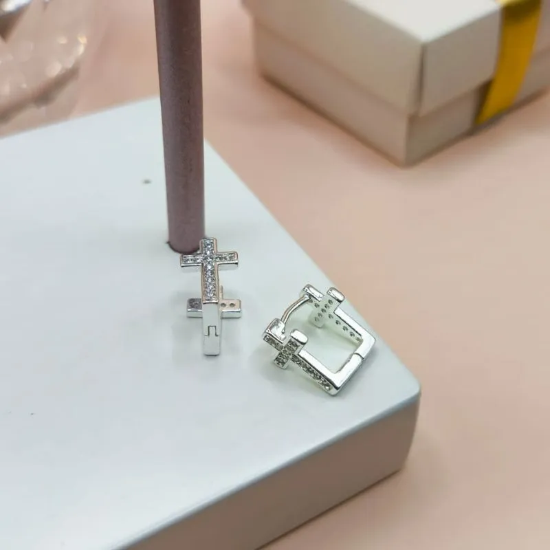 ARGOLA CRUZ CRAVEJADA NA FRENTE E ATRAS ARGOLA CRUZ CRAVEJADA NA FRENTE E ATRAS