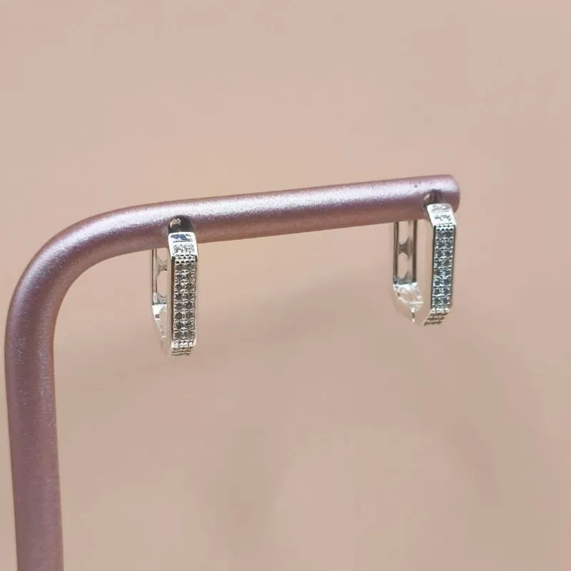 ARGOLA RETANGULAR CRAVEJADA EM MICRO ZIRCONIA NA FRENTE