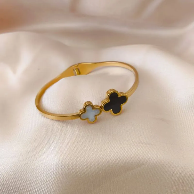 BRACELETE EM AÇO COM 2 TREVOS PRETO E BRANCO