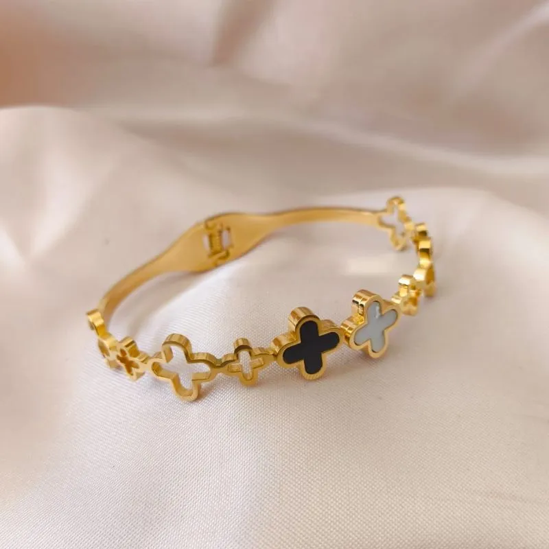 BRACELETE EM AÇO COM TREVO VAZADOS PRETO E BRANCO BRACELETE EM AÇO COM TREVO VAZADOS PRETO E BRANCO