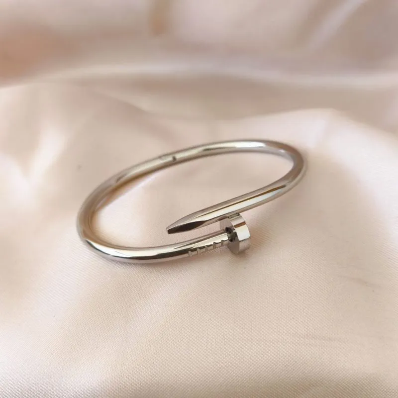 BRACELETE EM AÇO PREGO