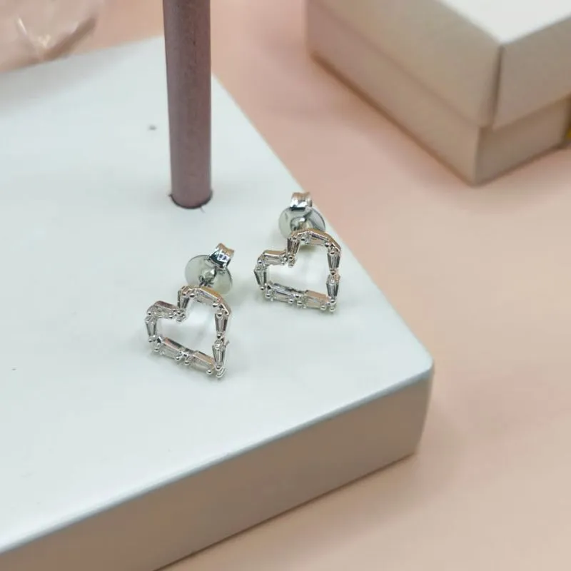 BRINCO CORAÇÃO VAZADO COM PEDRAS DE ZIRCONIA RETANGULARES BRINCO CORAÇÃO VAZADO COM PEDRAS DE ZIRCONIA RETANGULARES