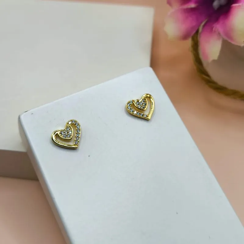 BRINCO CORAÇÃO VAZADO CRAVEJADO EM MICRO ZIRCONIA COM PEDRA NO MEIO