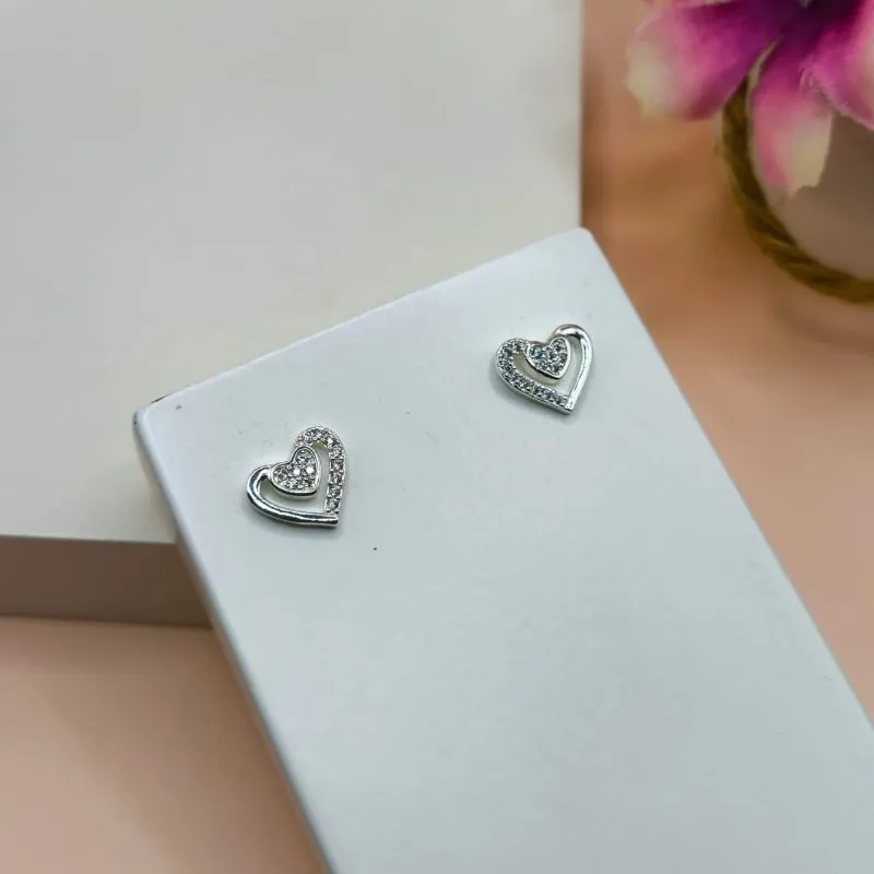 BRINCO CORAÇÃO VAZADO CRAVEJADO EM MICRO ZIRCONIA COM PEDRA NO MEIO BRINCO CORAÇÃO VAZADO CRAVEJADO EM MICRO ZIRCONIA COM PEDRA NO MEIO