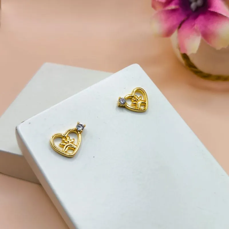 BRINCO DE CORAÇÃO VAZADO COM PATINHA NO MEIO E UM PODE DE LUZ FORA