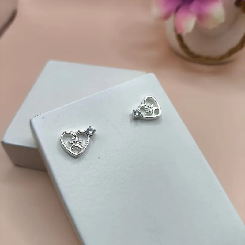 BRINCO DE CORAÇÃO VAZADO COM PATINHA NO MEIO E UM PODE DE LUZ FORA