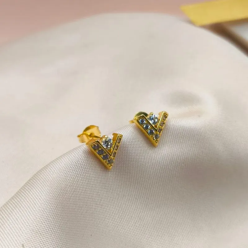 BRINCO EM FORMA DE V CRAVEJADO EM MICRO ZIRCONIA E PONTO DE LUZ NO MEIO