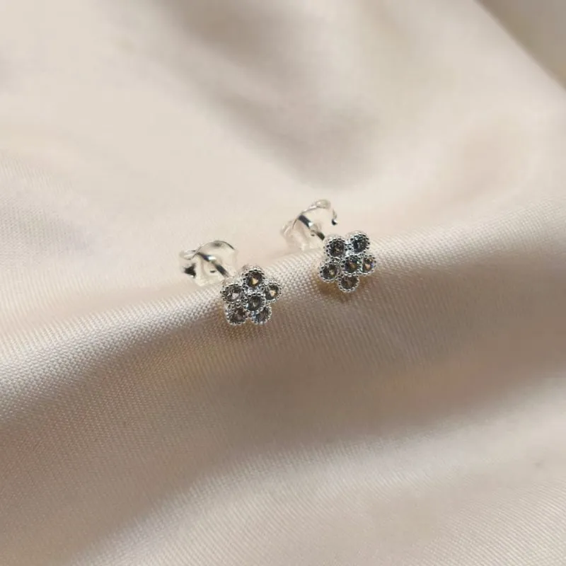 BRINCO FLOR COM 5 PETALAS EM ZIRCONIA E PEDRA DE ZIRCONIA NO MEIO