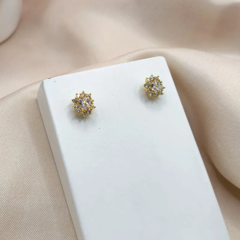 BRINCO REDONDO CRAVEJADO EM MICRO ZIRCONIA E PEDRA RETANGULAR DE ZIRCONIA NO MEIO