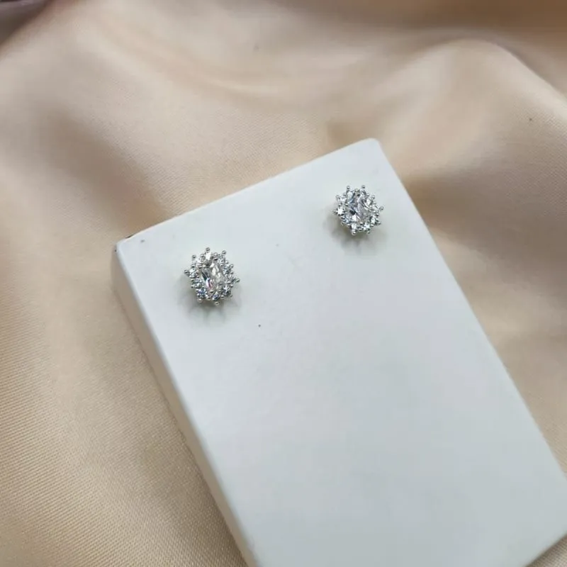 BRINCO REDONDO CRAVEJADO EM MICRO ZIRCONIA E PEDRA RETANGULAR DE ZIRCONIA NO MEIO