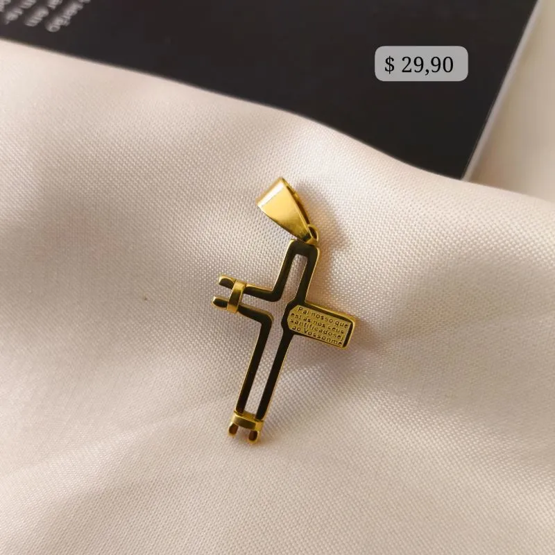 PINGENTE DE CRUZ VAZADA COM INICIO DE ORAÇÃO PAI NOSSO AÇO