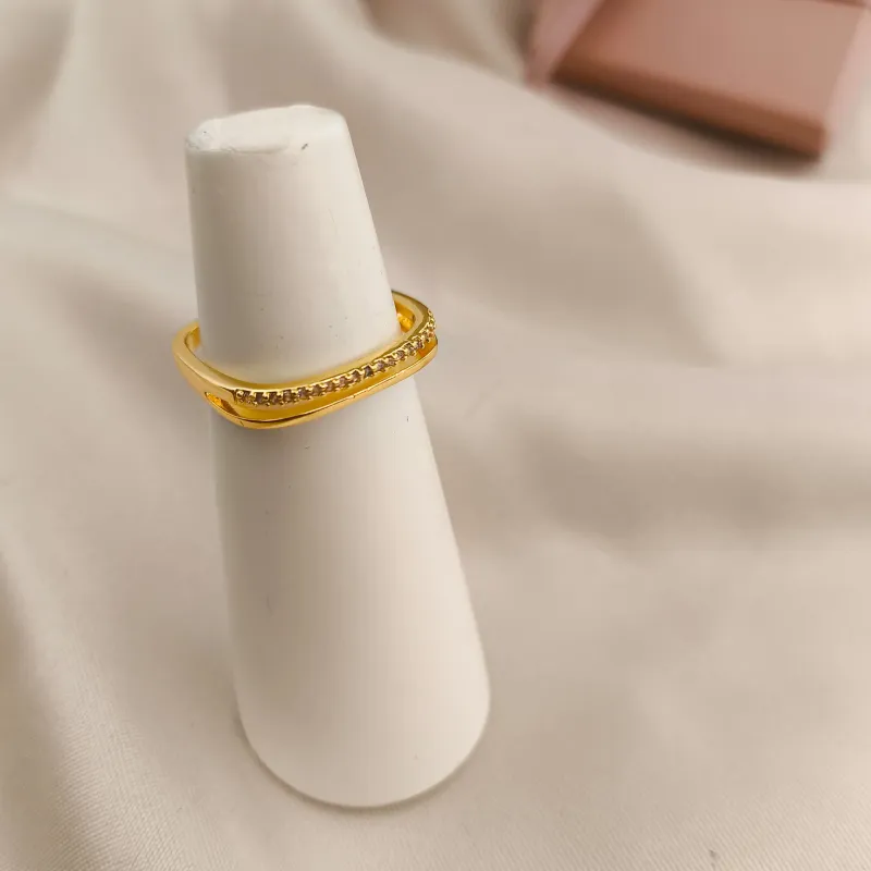 ANEL 2 EM 1 COM FORMATO QUADRADO LISO E CRAVEJADO EM MICRO ZIRCONIA