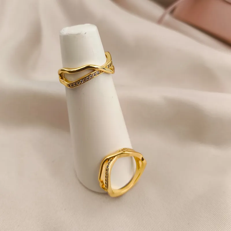 ANEL 2 EM 1 TORTO LISO E CRAVEJADO EM MICRO ZIRCONIA ANEL 2 EM 1 TORTO LISO E CRAVEJADO EM MICRO ZIRCONIA