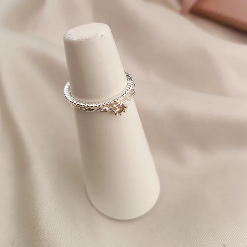 ANEL 2 EM 1 TRANÇADO COM PEDRA DE ZIRCONIA SOLITARIA E SEGUNDO TODO EM MICRO ESFERAS