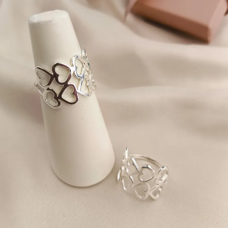 ANEL COM 2 FILAS DE CORAÇÕES VAZADOS LISOS