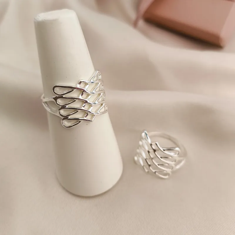 ANEL COM A PARTE DE CIMA TODO ONDULADO LISO VAZADO