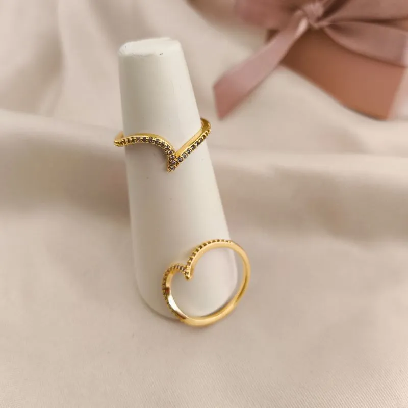 ANEL COM FORMA PONTUDA EM FORMA DE V CRAVEJADO EM MICRO ZIRCONIA ANEL COM FORMA PONTUDA EM FORMA DE V CRAVEJADO EM MICRO ZIRCONIA