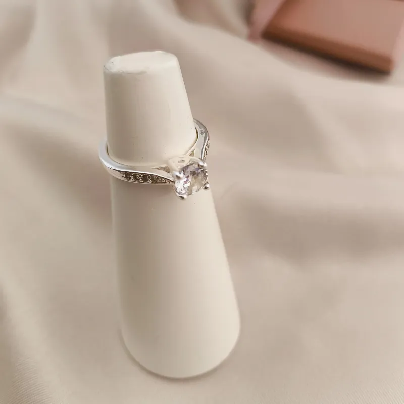 ANEL COM PEDRA SOLITARIA SUSPENSA E CRAVEJADO EM MICRO ZIRCONIA