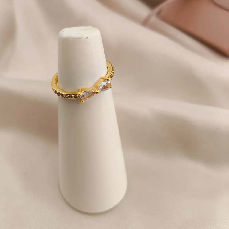 ANEL COM PEDRAS DE ZIRCONIA EM FORMA DE LAÇO E CRAVEJADO EM MICRO ZIRCONIA ANEL COM PEDRAS DE ZIRCONIA EM FORMA DE LAÇO E CRAVEJADO EM MICRO ZIRCONIA