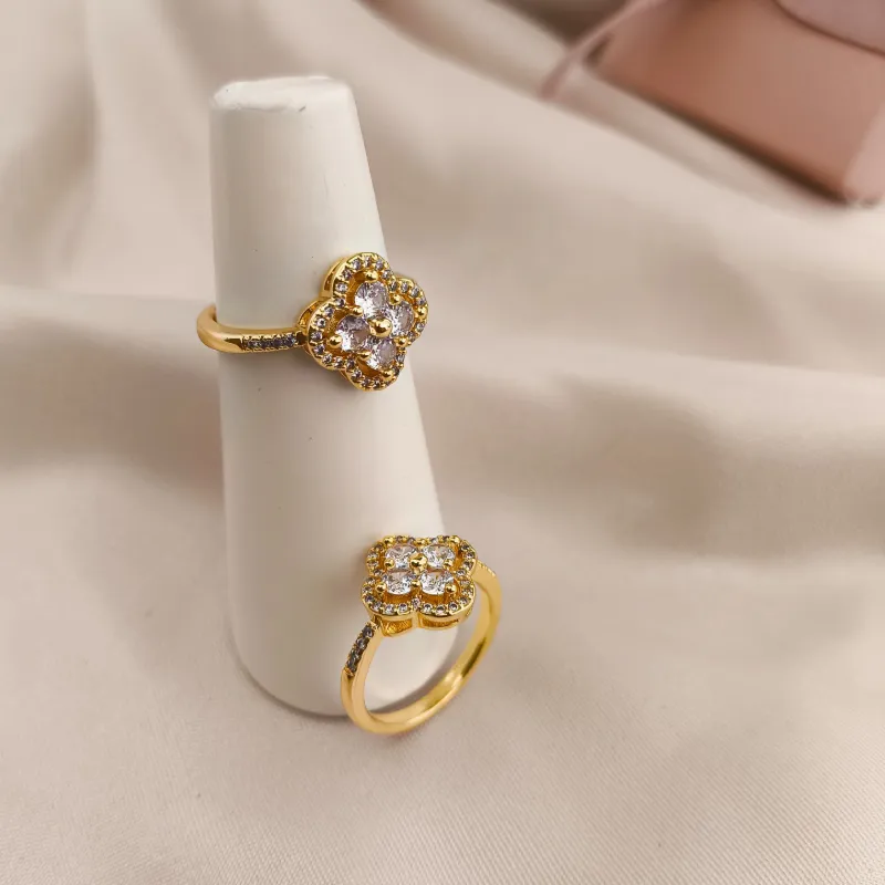 ANEL COM TREVO CRAVEJADO EM MICRO ZIRCONIA ANEL COM TREVO CRAVEJADO EM MICRO ZIRCONIA