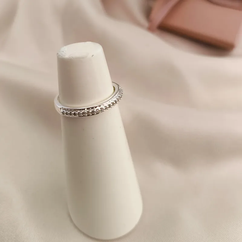 ANEL CRAVEJADO EM MICRO ZIRCONIA NO MEIO E BORDAS LISAS