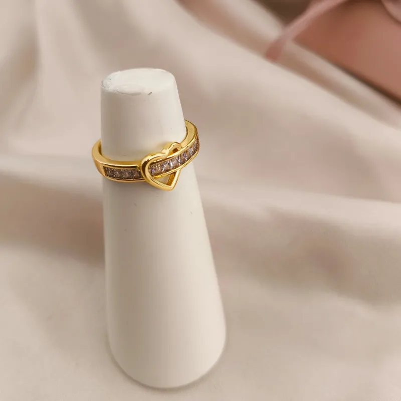 ANEL CRAVEJADO EM MICRO ZIRCONIA QUADRADA E CORAÇÃO PASSANDO POR DENTRO ANEL CRAVEJADO EM MICRO ZIRCONIA QUADRADA E CORAÇÃO PASSANDO POR DENTRO