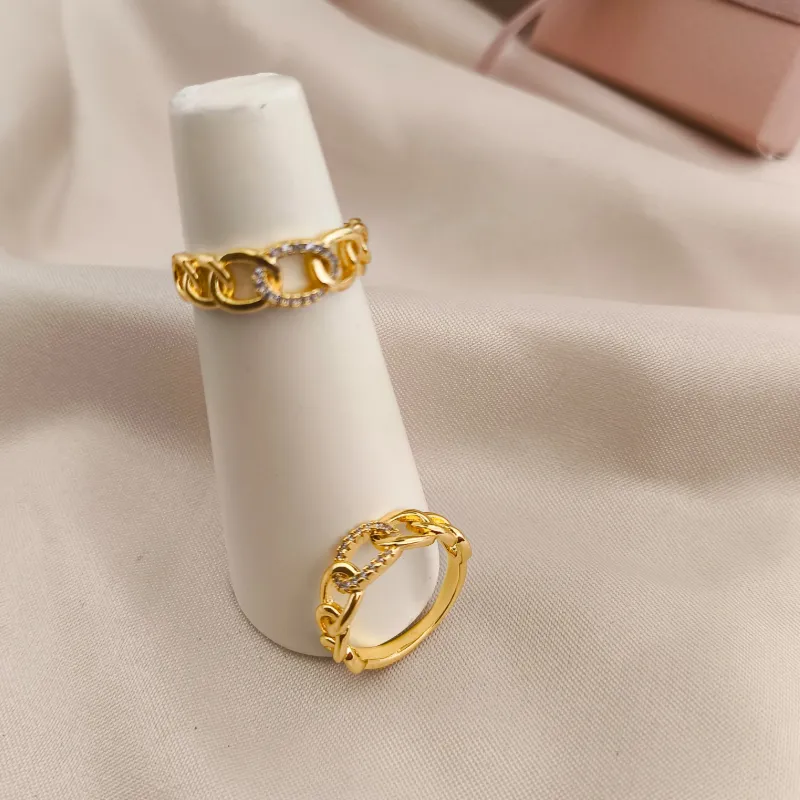 ANEL EM FORMA DE OLO GROUMET LISO E CENTRO CRAVEJADO EM MICRO ZIRCONIA