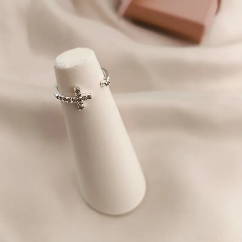 ANEL REGULAVEL COM CRUZ E PONTO DE CRAVEJADO EM MICRO ZIRCONIA