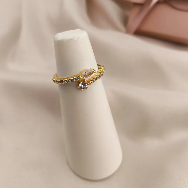 ANEL REGULAVEL COM PEDRA EM FORMA DE GOTA E OUTRA PONTO DE LUZ CRAVEJADO EM MICRO ZIRCONIA