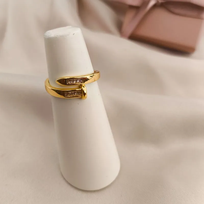 ANEL REGULAVEL EM FORMA DE PREGO COM PEDRAS DE ZIRCONIA RETANGULARES ANEL REGULAVEL EM FORMA DE PREGO COM PEDRAS DE ZIRCONIA RETANGULARES