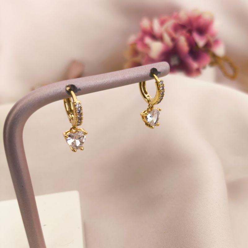 ARGOLA CRAVEJADA EM MICRO ZIRCONIA COM CORAÇÃO DE PEDRA DE ZIRCONIA PENDURADO ARGOLA CRAVEJADA EM MICRO ZIRCONIA COM CORAÇÃO DE PEDRA DE ZIRCONIA PENDURADO