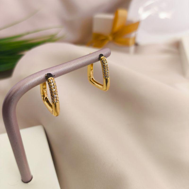 ARGOLA RETANGULAR CRAVEJADA EM MICRO ZIRCONIA DO MEIO PARA CIMA ARGOLA RETANGULAR CRAVEJADA EM MICRO ZIRCONIA DO MEIO PARA CIMA