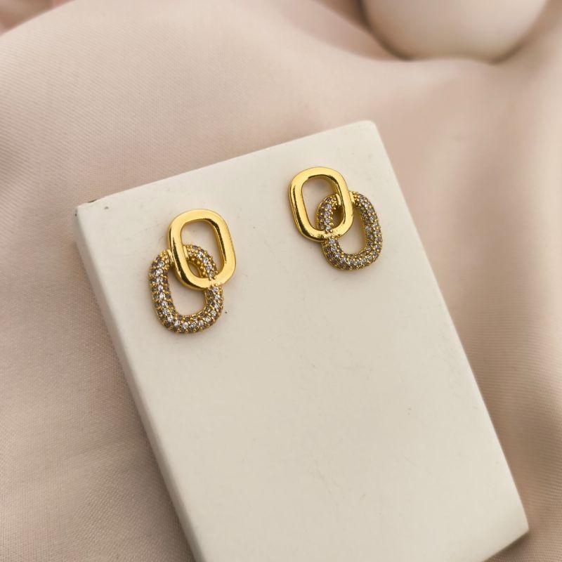 BRINCO COM 2 QUADRADOS LISO E CRAVEJADO EM MICRO ZIRCONIA BRINCO COM 2 QUADRADOS LISO E CRAVEJADO EM MICRO ZIRCONIA