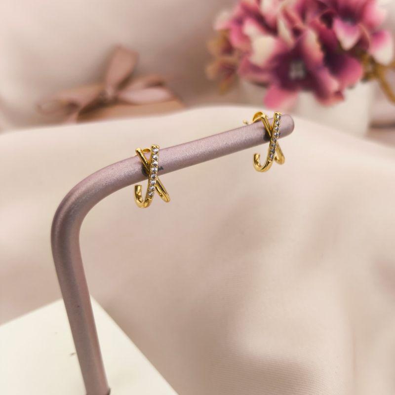 BRINCO COM FORMA DE X LISO E CRAVEJADO EM MICRO ZIRCONIA BRINCO COM FORMA DE X LISO E CRAVEJADO EM MICRO ZIRCONIA