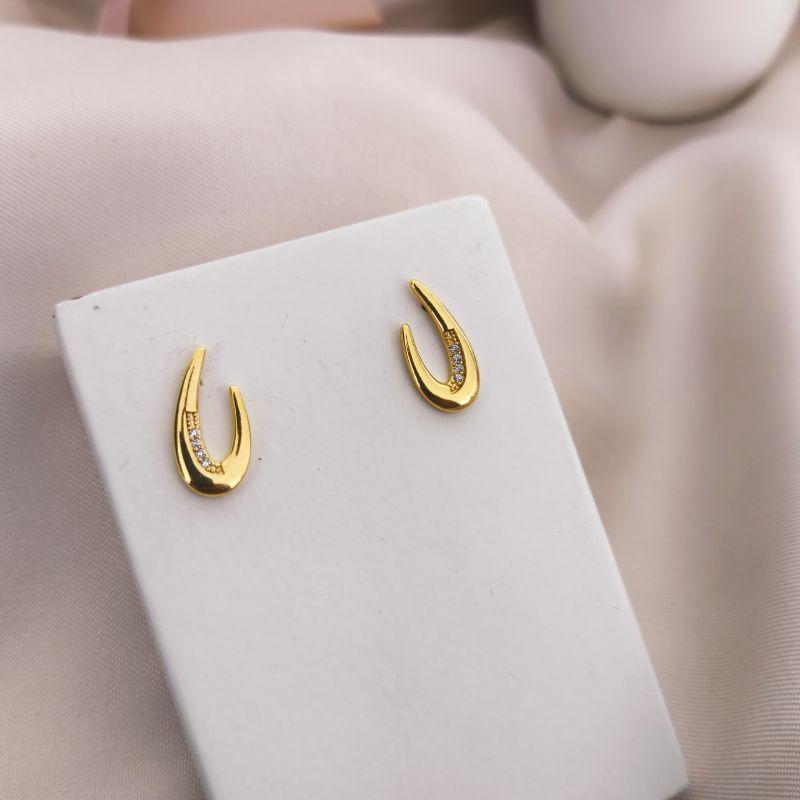 BRINCO  EM FOMA DE GOTA VAZADO LISO E CRAVEJADO COM PEDRAS DE ZIRCONIA