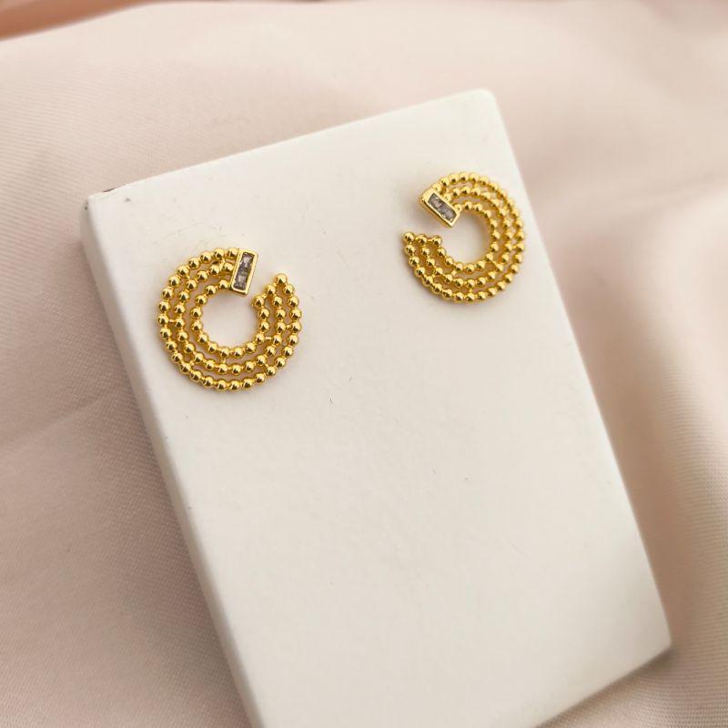 BRINCO REDONDO COM CIRCULOS EM MINI ESFERAS E PEDRA DE ZIRCONIA RETANGULAR NO INICIO