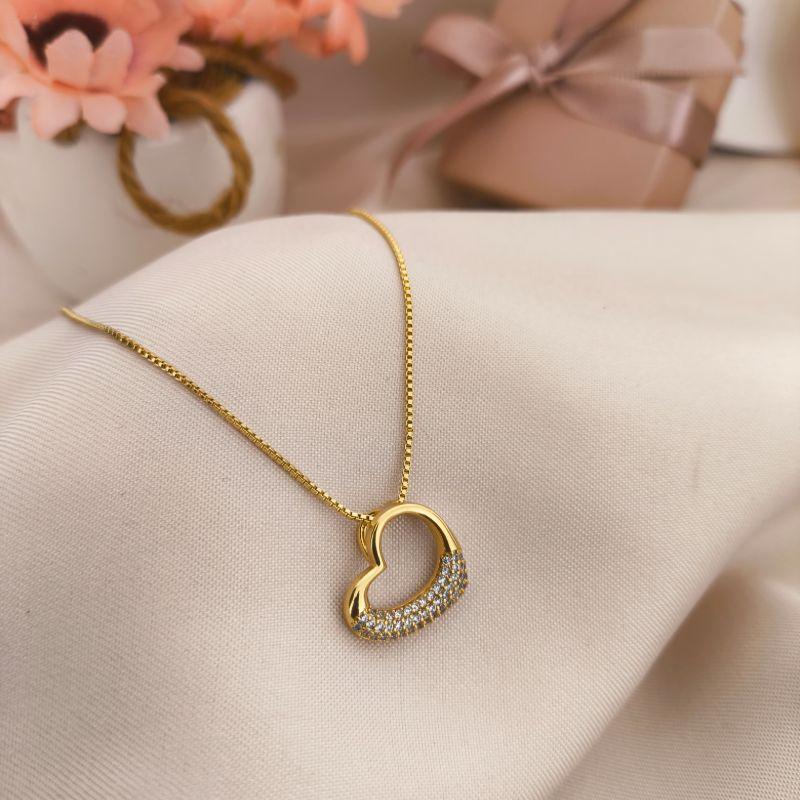 COLAR COM CORAÇÃO METADE LISO E MAETADE  CRAVEJADO EM MICRO ZIRCONIA