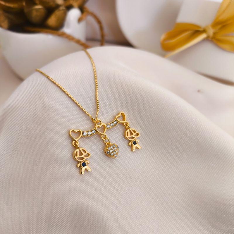 COLAR COM 2 MENINOS E CORAÇÃO NO MEIO CRAVEJADO EM MICRO ZIRCONIA FILHOS