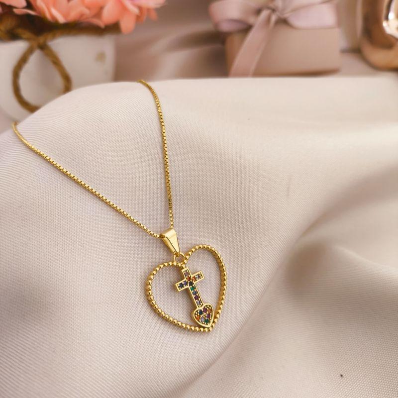 COLAR COM CRUZ E CORAÇÃO EM BAIXO  CRAVEJADO EM MICRO ZIRCONIA COLORIDAS DENTRO DE UM CORAÇÃO VAZADO COLAR COM CRUZ E CORAÇÃO EM BAIXO  CRAVEJADO EM MICRO ZIRCONIA COLORIDAS DENTRO DE UM CORAÇÃO VAZADO