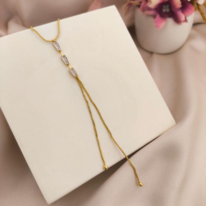 COLAR ESTILO GRAVATINHA COM 3 PEDRAS RETANGULARES DE ZIRCONIA E MINI ESFERAS NAS PONTAS COLAR ESTILO GRAVATINHA COM 3 PEDRAS RETANGULARES DE ZIRCONIA E MINI ESFERAS NAS PONTAS