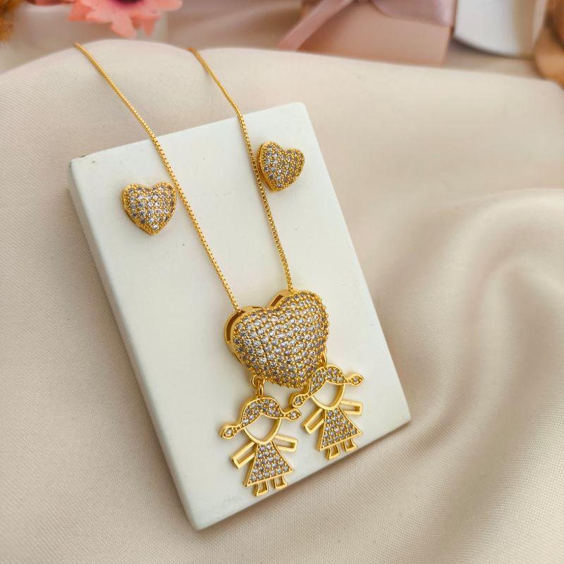 CONJUNTO CORAÇÃO COM 2 MENINAS CRAVEJADO EM MICRO ZIRCONIA FILHOS CONJUNTO CORAÇÃO COM 2 MENINAS CRAVEJADO EM MICRO ZIRCONIA FILHOS