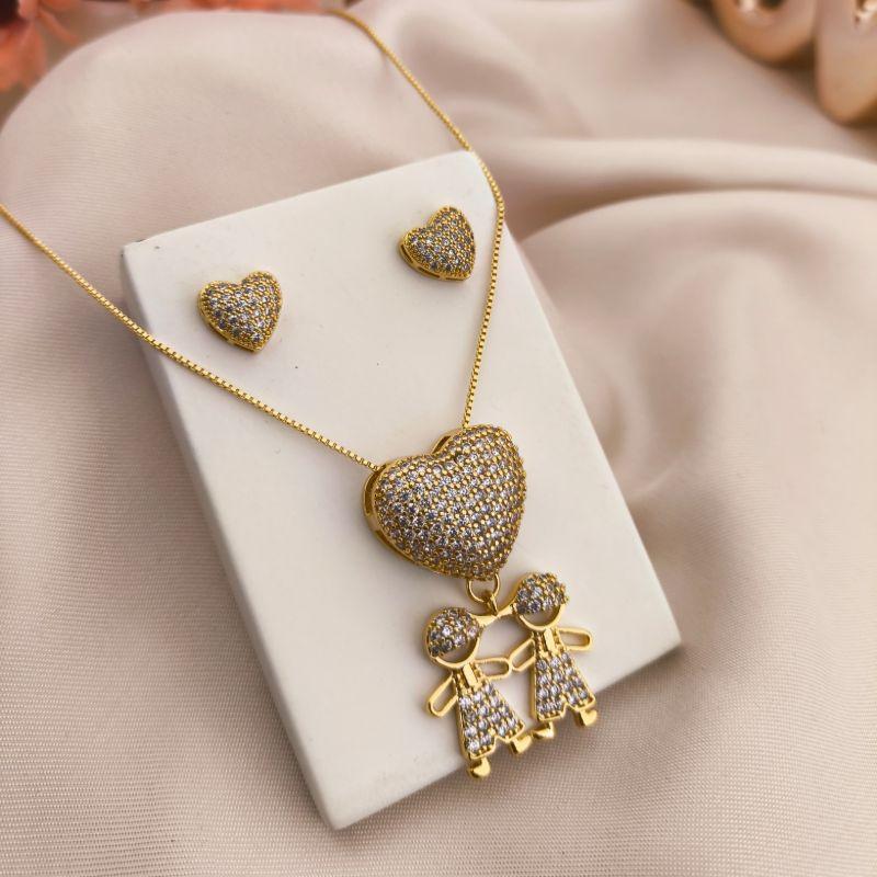 CONJUNTO CORAÇÃO COM 2 MENINOS CRAVEJADO EM MICRO ZIRCONIA FILHOS CONJUNTO CORAÇÃO COM 2 MENINOS CRAVEJADO EM MICRO ZIRCONIA FILHOS