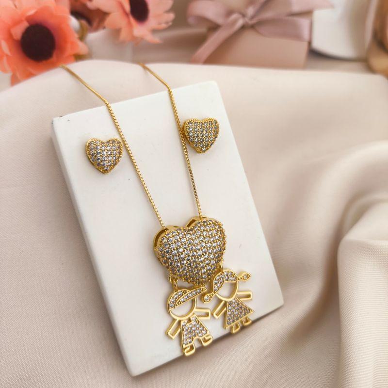 CONJUNTO CORAÇÃO COM MENINO E MENINA CRAVEJADO EM MICRO ZIRCONIA FILHOS CONJUNTO CORAÇÃO COM MENINO E MENINA CRAVEJADO EM MICRO ZIRCONIA FILHOS