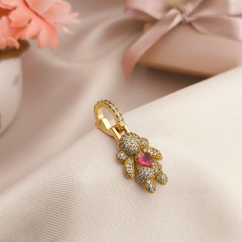 PINGENTE MENINA COM CORAÇÃO ROSA E CRAVEJADO EM MICRO ZIRCONIA FILHOS